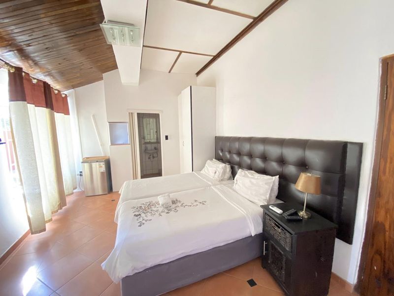Fully Equipped Guesthouse | 16 Rooms | 2,000m2 Erf | Turn-Key & Fully Furnished - Photo 8