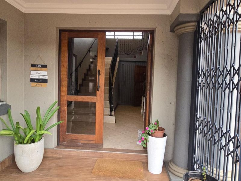 Elegant Family Living with Poolside Entertainment, and Backup Power - DUAL MANDATE! - Photo 3