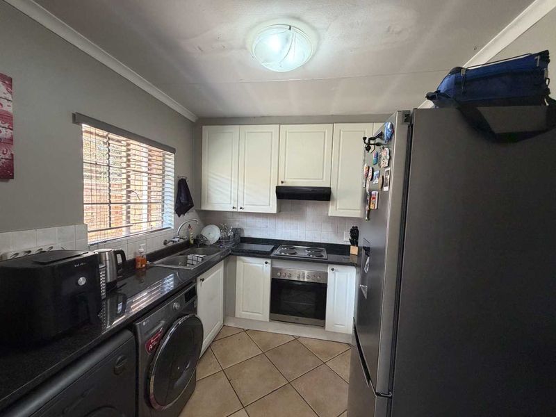 Charming 2-Bedroom Townhouse with Garden & Patio -  In a secure estate! - Photo 8