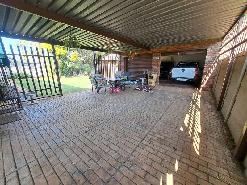 Spacious Family Home with Lush Garden & Entertainment Area - Photo 7