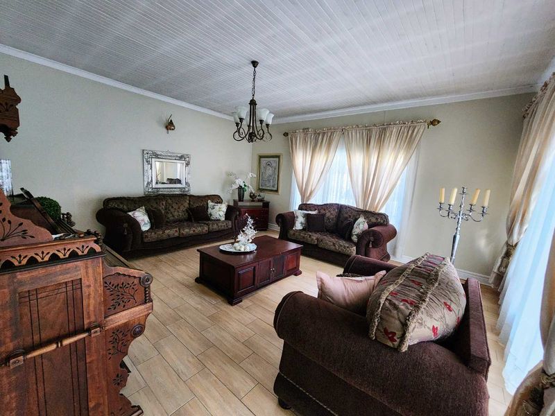 Dual Living at its Finest: Spacious 4-Bedroom Home with a Fully Self-Contained Flat - Photo 7