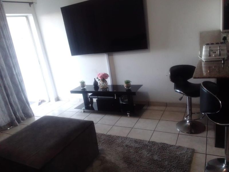 Cozy 2 Bedroom Apartment in Woodhurst with Balcony  Parking - Photo 2