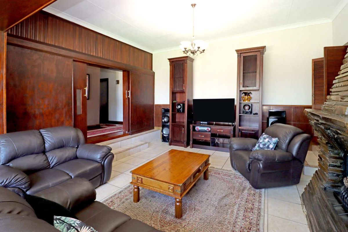 FAMILY HOME SITUATED IN AN ENCLOSED CIRCLE THAT IS LIKE A PARK - Photo 2