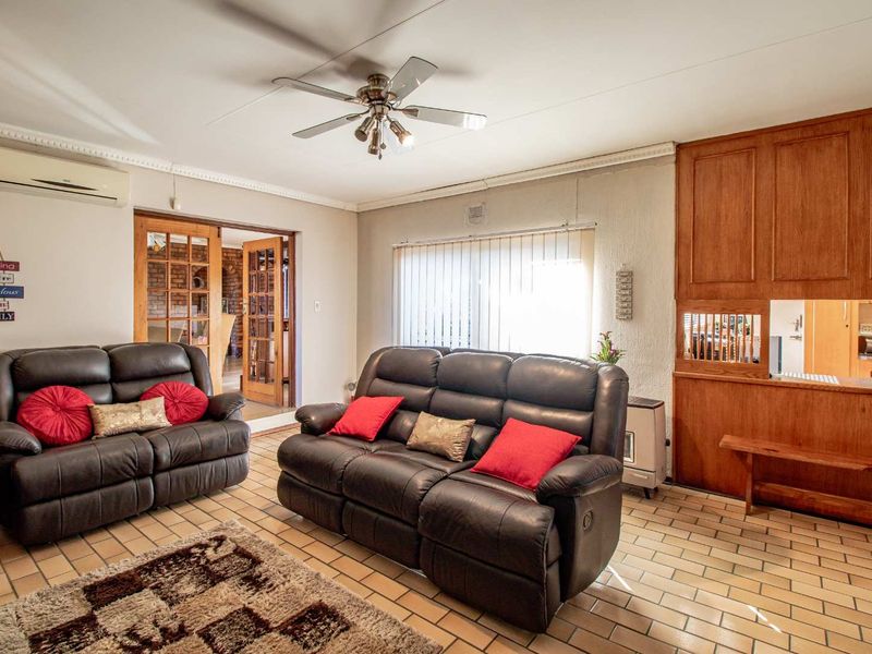 Cozy & Neat 4 Bedroom House - Photo 6