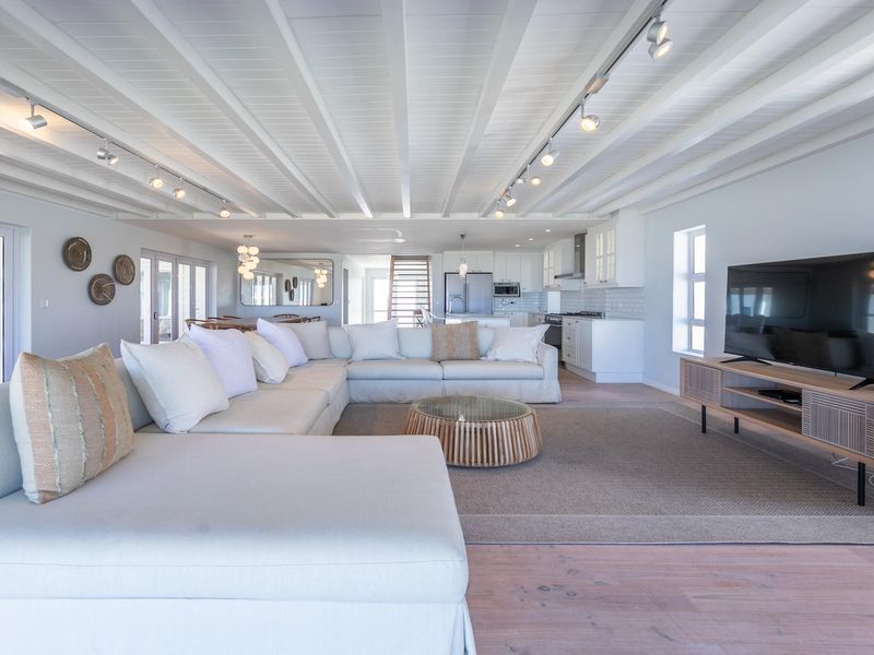 Stylish West Coast Home at the Sea - Photo 5