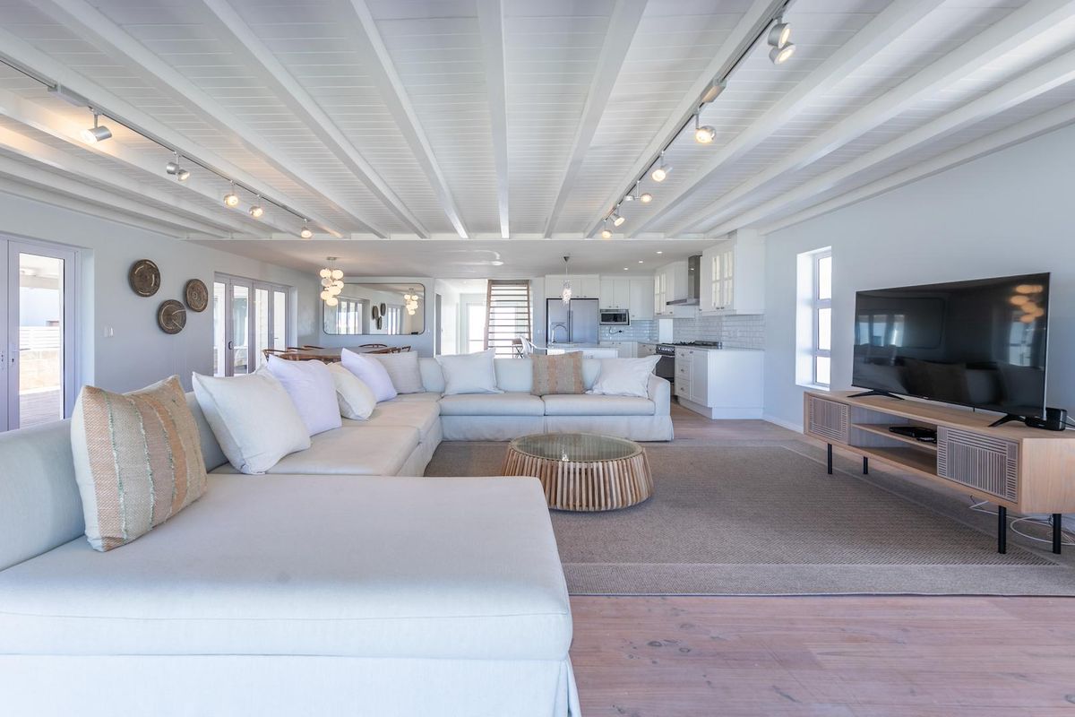 Stylish West Coast Home at the Sea - Photo 5
