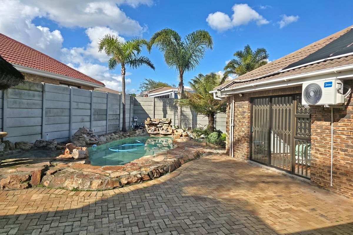 3 Bedroom Family home in Kleinbosch. - Photo 2