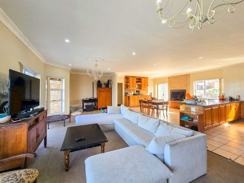 Facebrick family home for sale in Stilbaai-Wes. - Photo 4