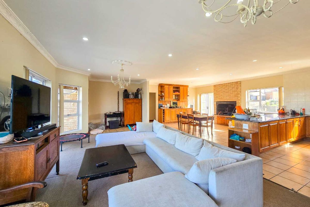 Facebrick family home for sale in Stilbaai-Wes. - Photo 4