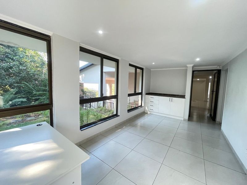 Family Home with Exceptional Entertainment Area - Photo 9