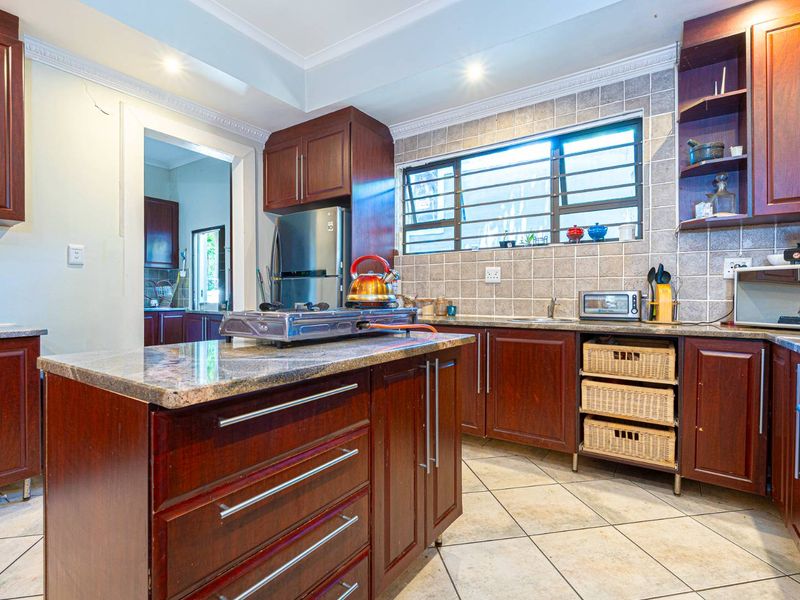 Renovator’s Dream in Sought-After Bishopscourt - Photo 10