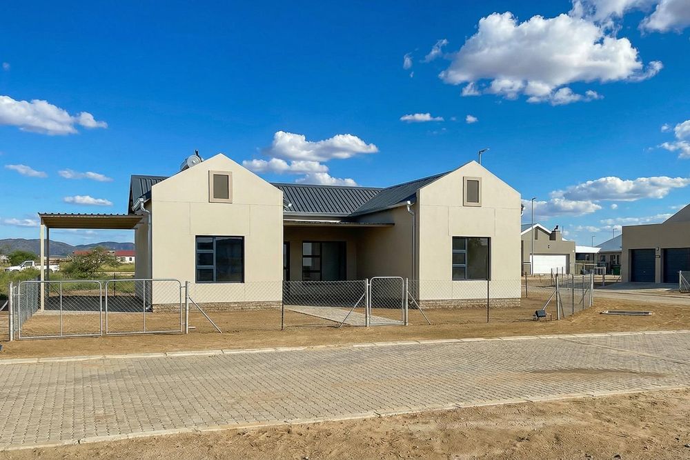 Beautiful 3-bdrm house with covered carport.