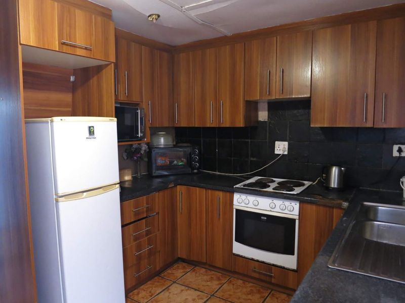 Beautiful 3 Bedroom House - Photo 6