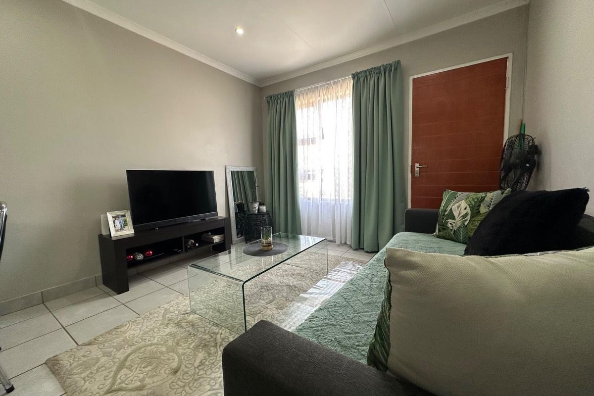 Lovely 2-Bedroom Townhouse For Sale in Chessington Complex in Dawn Park - Photo 3