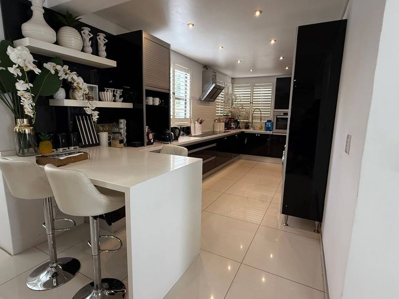 Ultra modern 3 bedroom /2 bedroom with a study in the heart of Faerie Glen - Photo 8