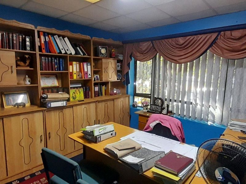 Your Dream Office in Windermere: Spacious & Secure! - Photo 8