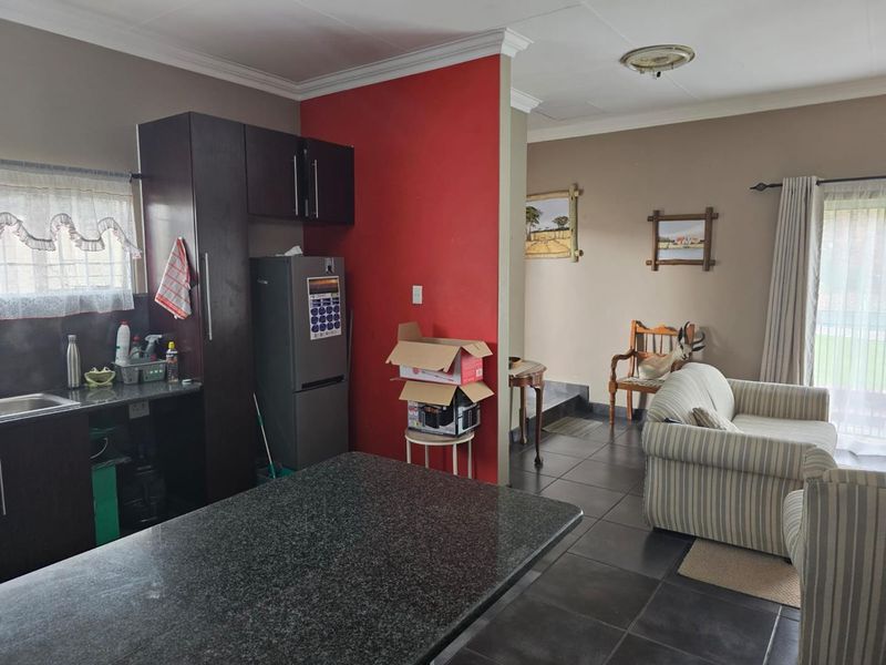 2 Bedroom Flat to Rent in Van Riebeeck Park - Photo 4