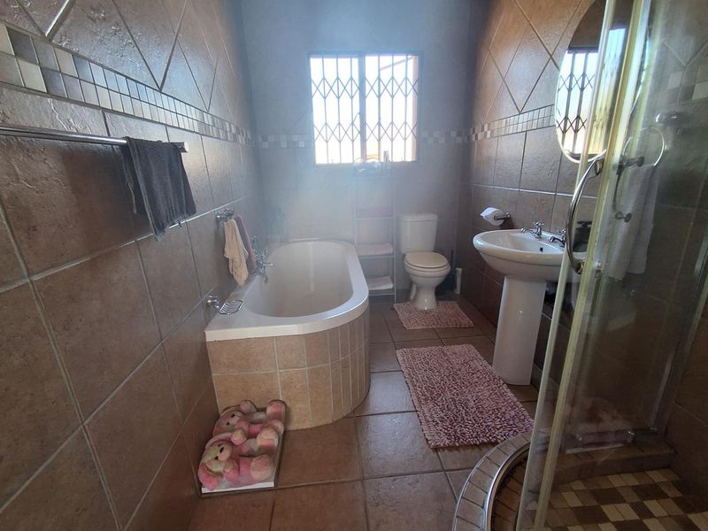 3-Bedroom Facebrick Home with Pool, Lapa, Garden Cottage & Double Garage - Photo 6