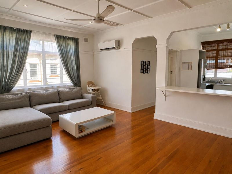 LIGHT, CHARACTER FILLED TOP FLOOR APARTMENT WITH SUNROOM & LOCK UP GARAGE - Photo 4