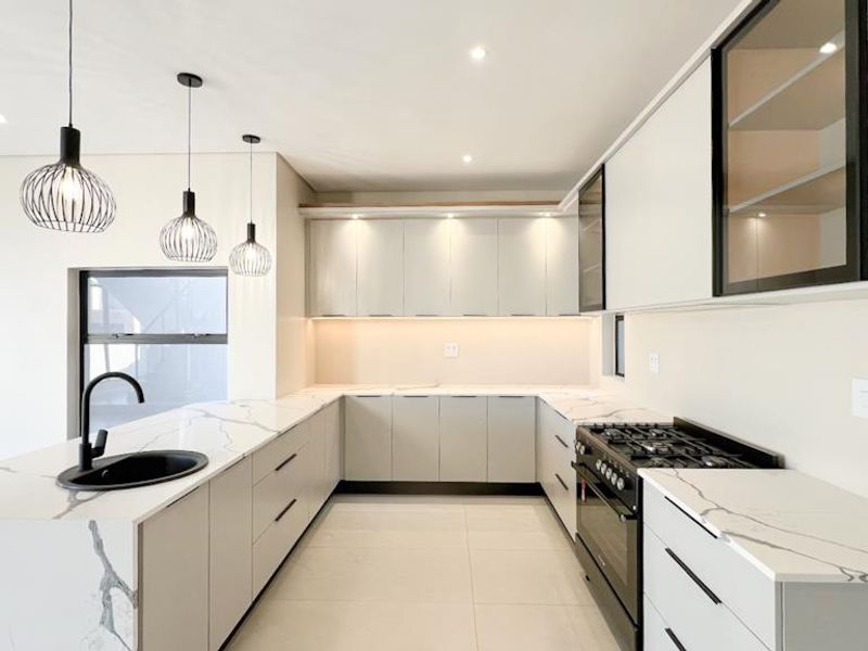 Double-Volume Elegance, Designer Finishes & Family Comfort - Photo 5
