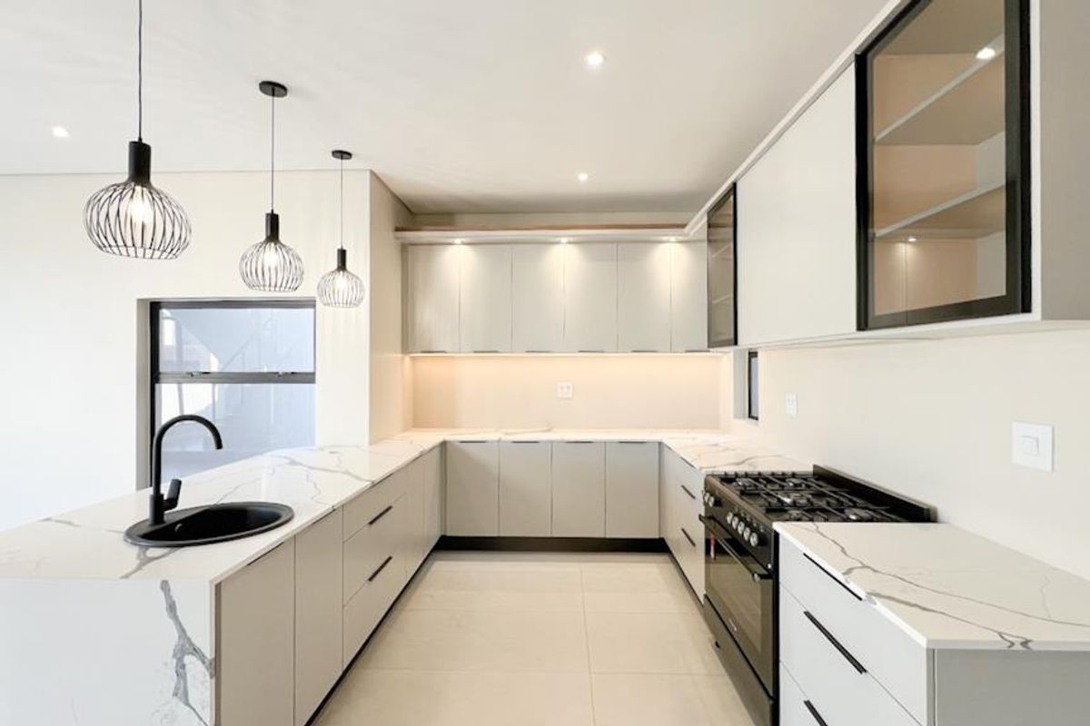 Double-Volume Elegance, Designer Finishes & Family Comfort - Photo 5