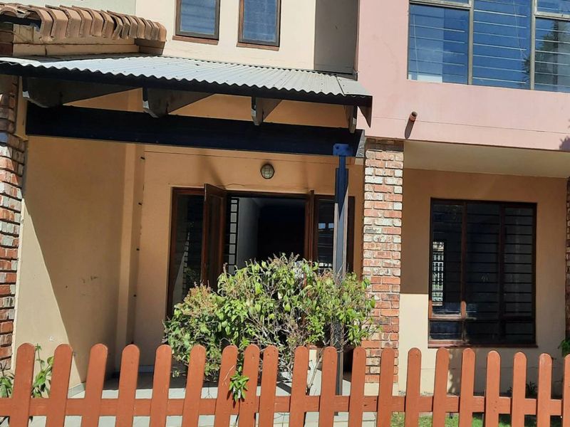 2 Bed 2 Bath Duplex with Private Garden - Photo 1