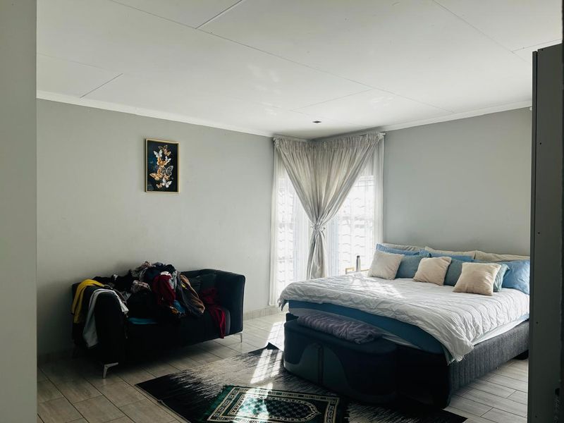 Spacious 4-Bed Home - Photo 7