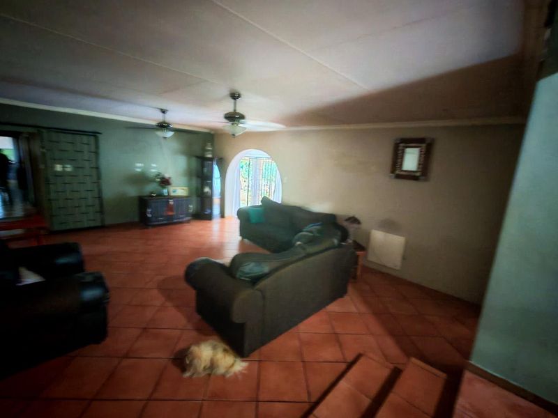 House With Additional Vacant Stand - Photo 6