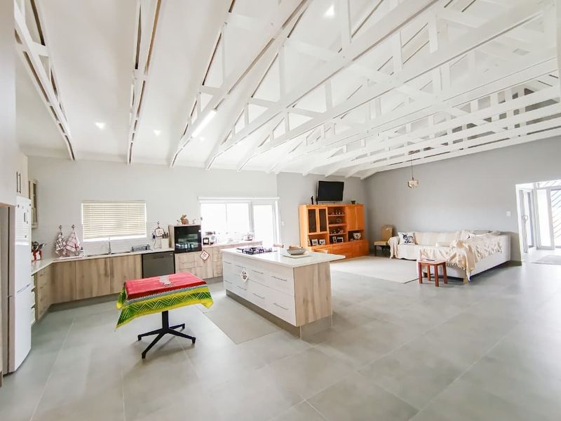 Stunning Freestanding Home - Photo 5