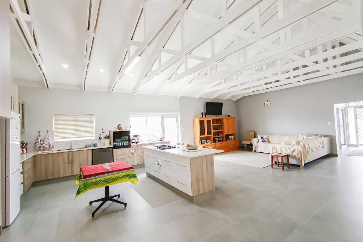 Stunning Freestanding Home - Photo 5