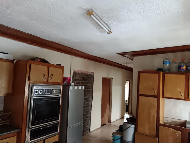Renovator's Dream in Mariannhill: Spacious Home with Potential - Photo 3