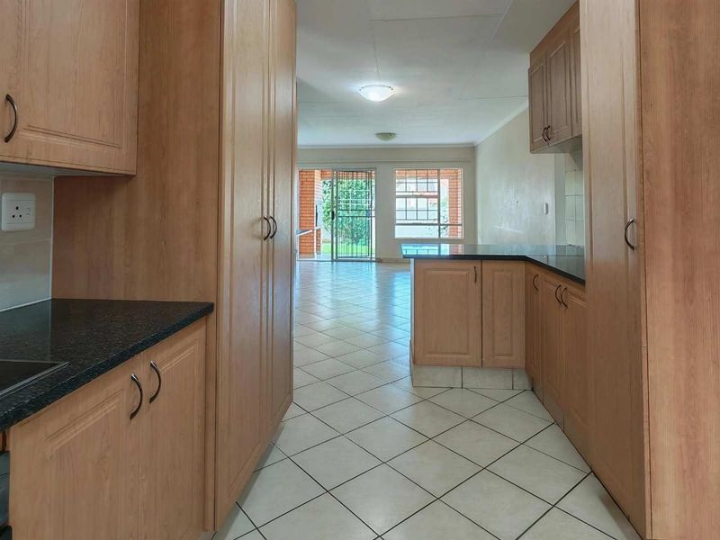 3Bedroom / 2Bathroom / 2Garage Simplex! - Photo 5