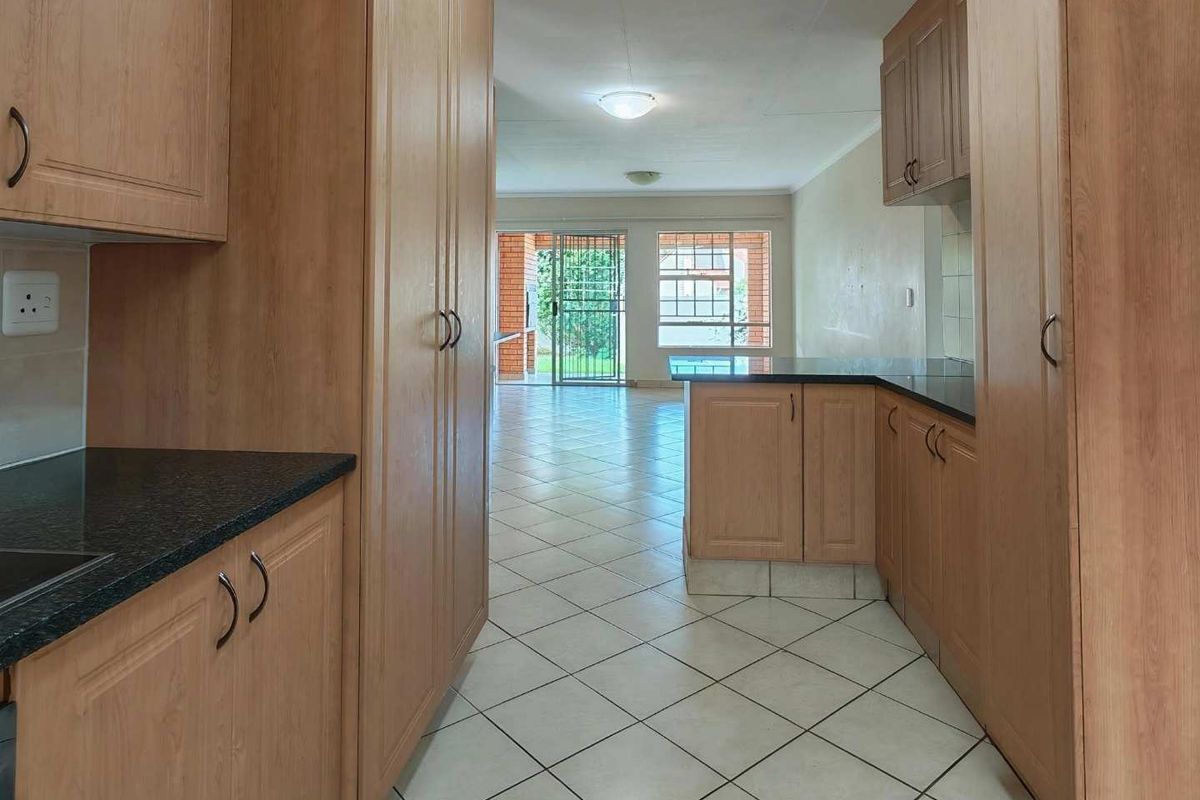 3Bedroom / 2Bathroom / 2Garage Simplex! - Photo 5