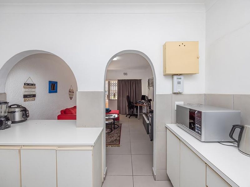 Modern 1 Bedroom Apartment with Balcony in Glenlily Parow - Photo 2