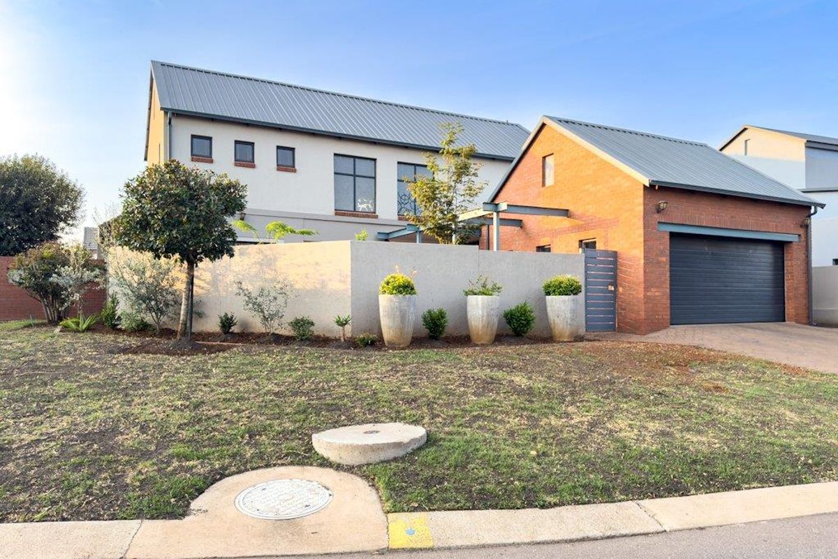 Modern corner stand luxury! - Photo 2