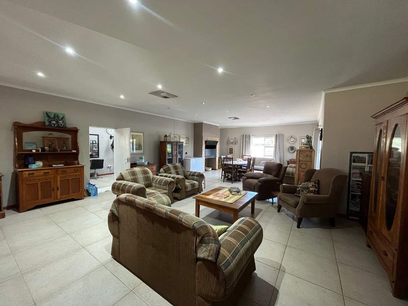Lovely Family Home with Flat in a Sought-After Area - Photo 6