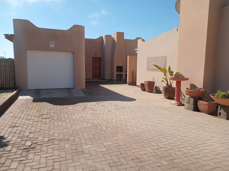 House with flat for sale in popular South dune area in Henties bay - Photo 10