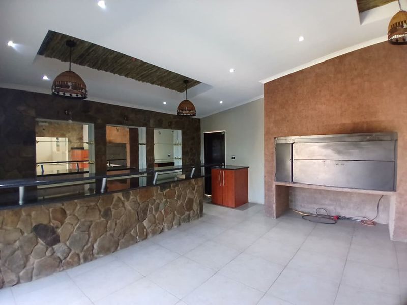 5 Bedroom Freestanding House + Flat - Photo 9