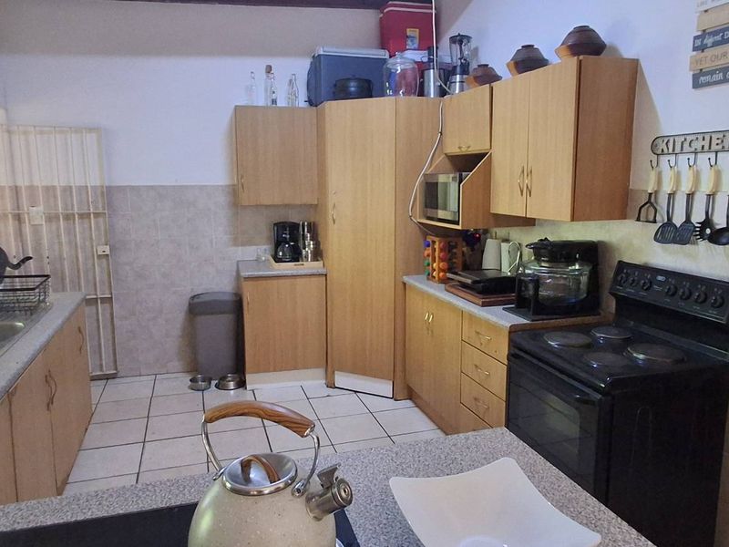 Cul-de-Sac Dream: Large 3-Bed Fixer with Pool & Office - Photo 5