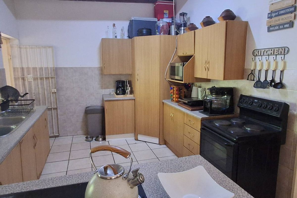 Cul-de-Sac Dream: Large 3-Bed Fixer with Pool & Office - Photo 5