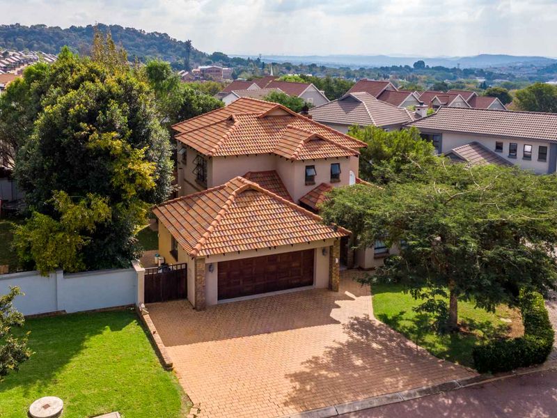 Elegant 4-Bedroom Family Home in Secure Heron Hill Garden Estate - Photo 2