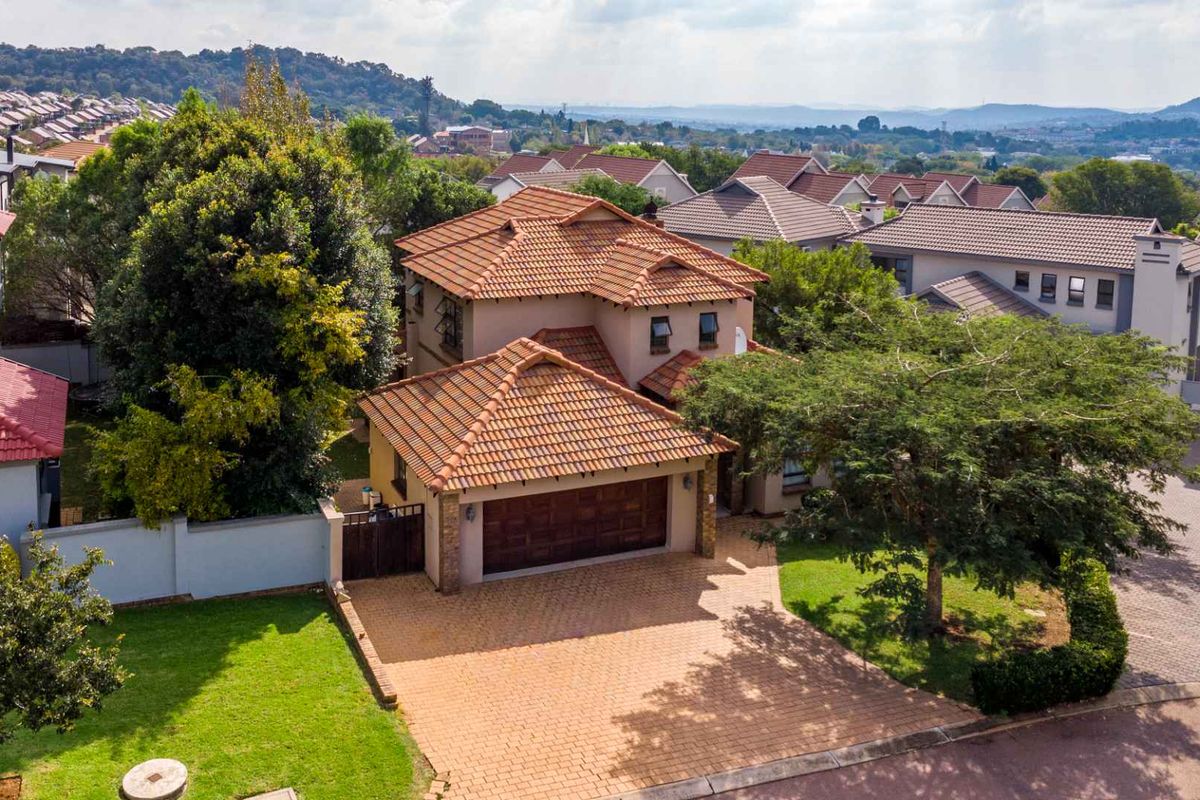 Elegant 4-Bedroom Family Home in Secure Heron Hill Garden Estate - Photo 2