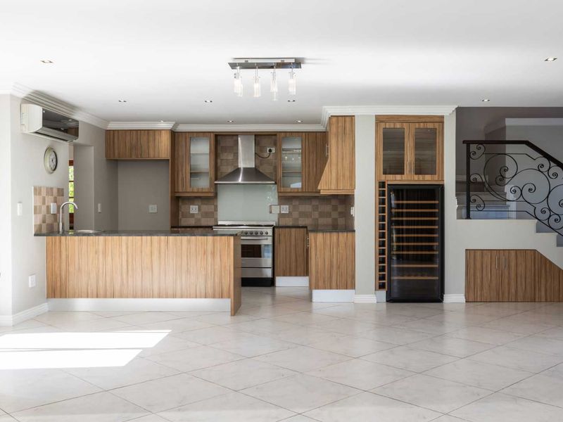 Elegant Three-Bedroom Home in a Cul-de-Sac Opposite a Park on Val de Vie Estate - Photo 6
