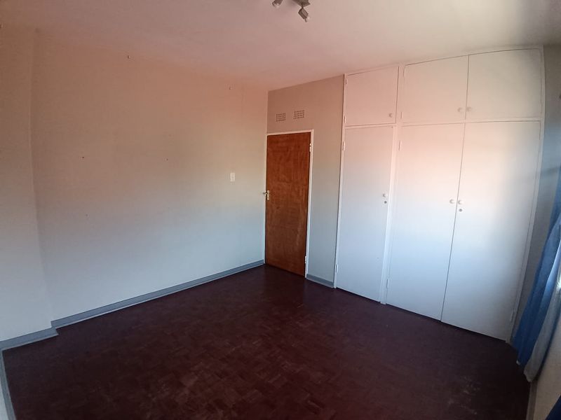 Modern 3-bedroom 2- bathroom 1st floor apartment with sun room and pool area in walking distance from Germiston Lake - Photo 8