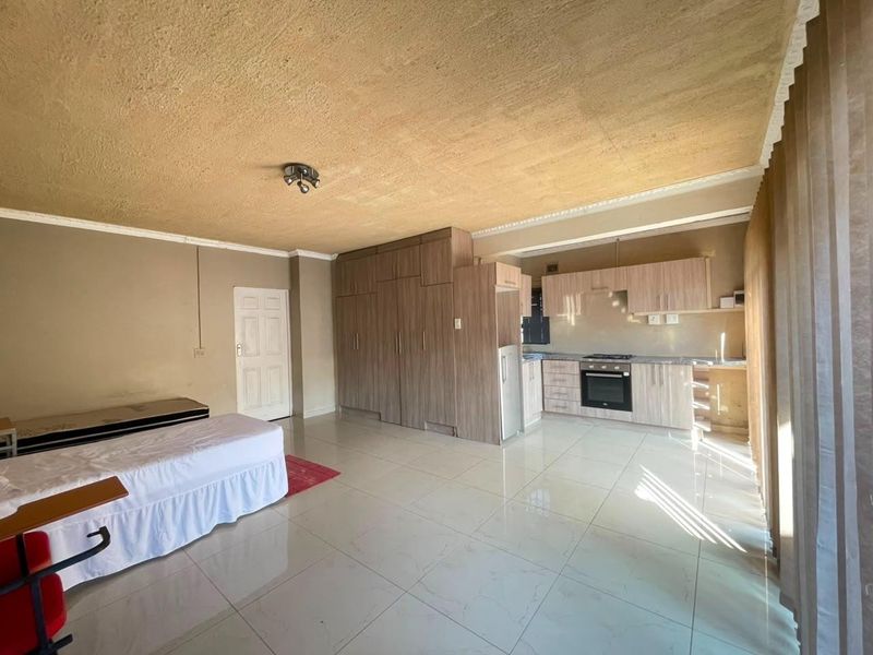 Cottage to rent in Westville North - Photo 5