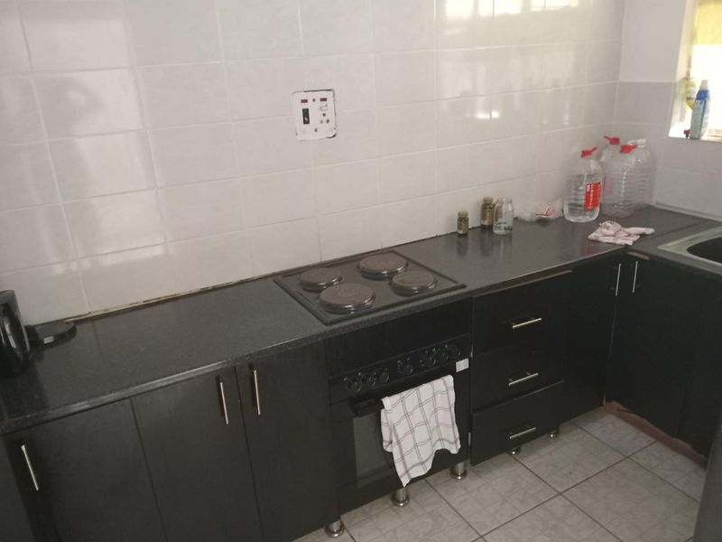 Charming 2-Bedroom Apartment in Empangeni's Fairview: Bright Living with Modernisation Potential - Photo 4