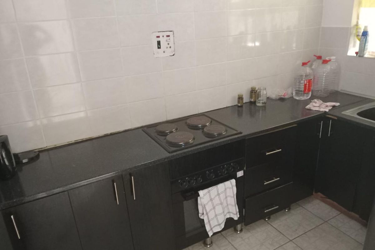 Charming 2-Bedroom Apartment in Empangeni's Fairview: Bright Living with Modernisation Potential - Photo 4