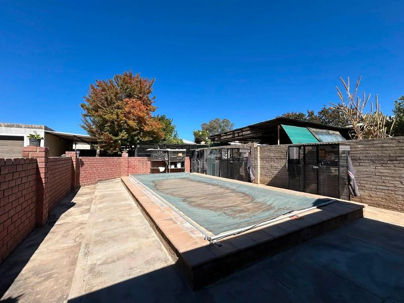 Spacious family home in Otjiwarongo on a 1,500 m2 erf, featuring exceptional entertainment areas and a separate 2-bedroom flat perfect for guests, extended fami - Photo 10