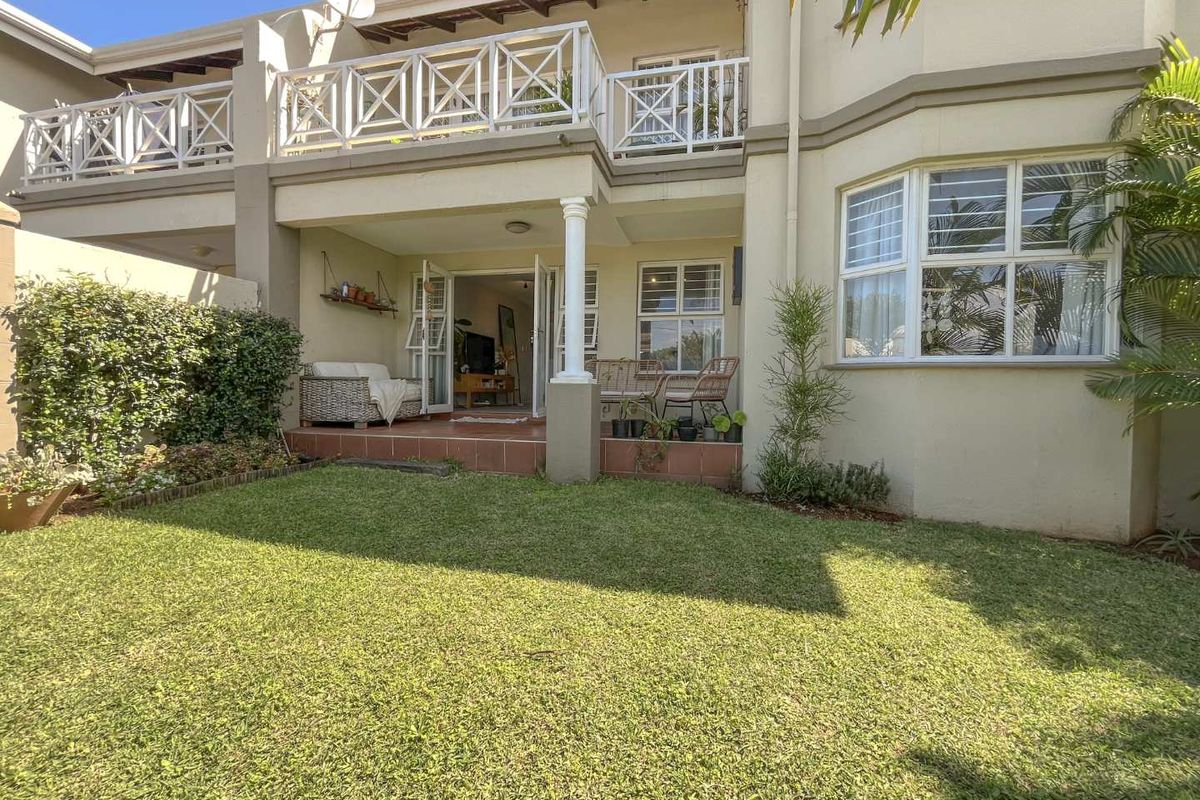 Modern, sleek and recently renovated garden townhouse! - Photo 3