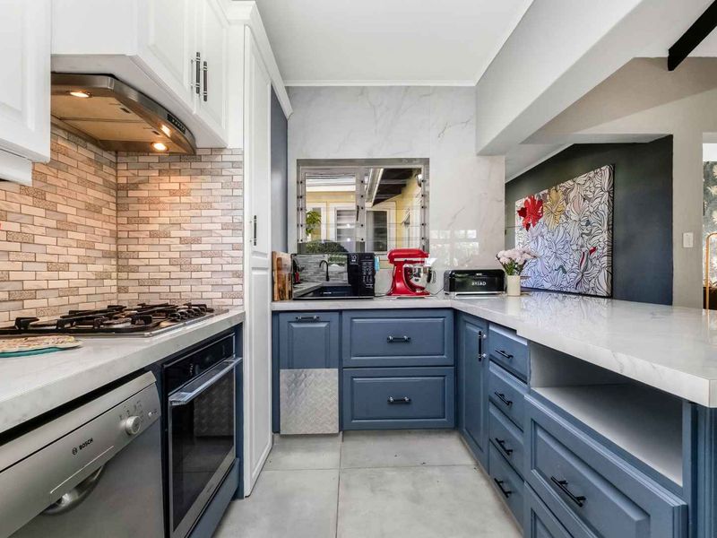 COZY SINGLE LEVEL CLUSTER HOME IN SOUGHT AFTER SANTA BARBARA - WITH ALL THE BELLS AND WHISTLES - Photo 10